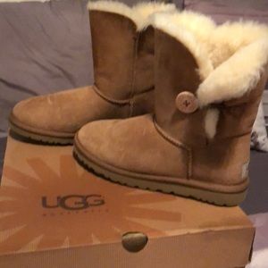 W Bailey Button UGG